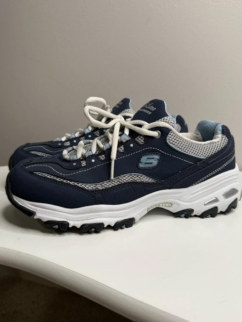 Skechers D’Lites Navy and White Walking Sneakers Wide Comfort 8.5
